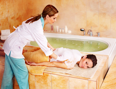 土耳其浴馆在澡堂或土耳其浴的女人照片