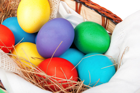 复活节彩蛋在篮子里用弓上白色隔离