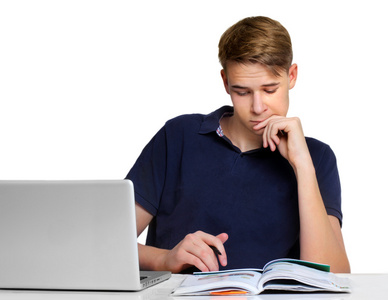 十几岁的男孩在笔记本电脑上工作