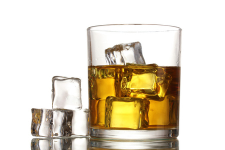 杯威士忌和孤立白冰