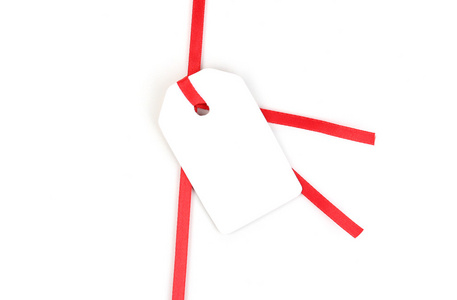 空白礼品标记上红色缎带上白色隔离