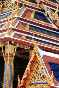 扫管笏 prakaew,泰国,侧重于佛庙的屋顶顶装饰照片