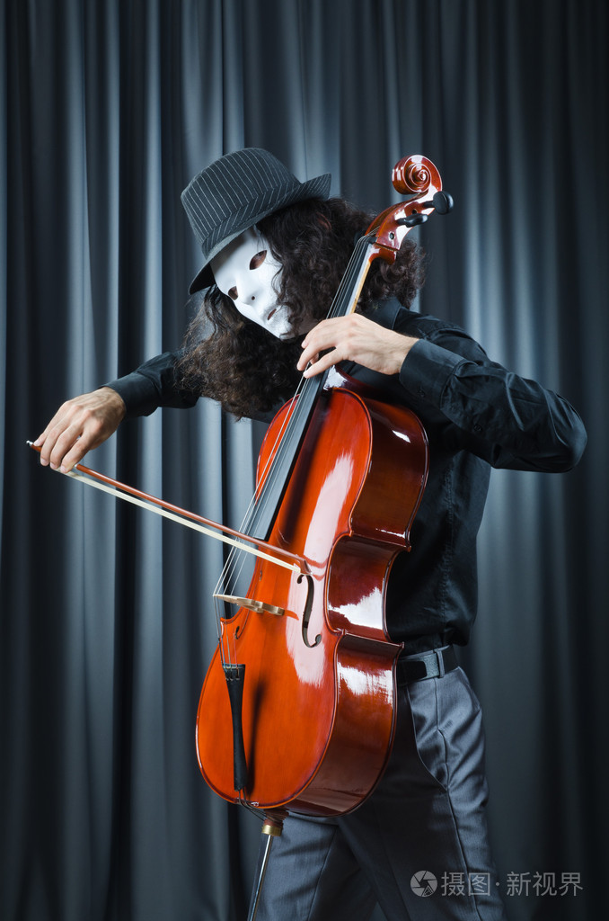 演奏大提琴的男人