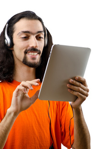学生听音乐与平板电脑