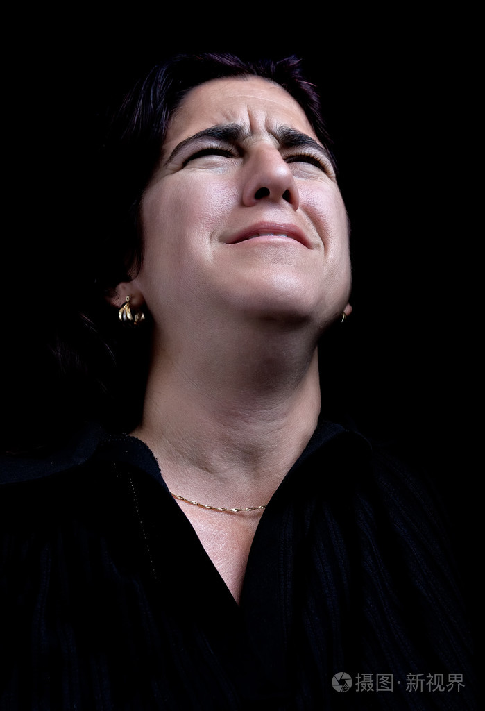 黑色背景上非常悲伤和沮丧的女人