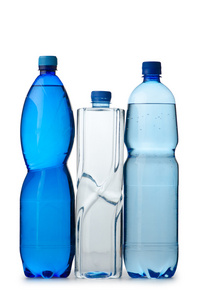 矿泉水瓶作为健康饮品的概念图片