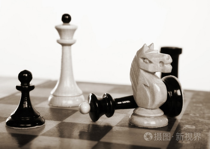 西洋棋棋子在棋盘上