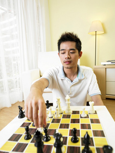 移动他棋片断为他下一步的年轻人