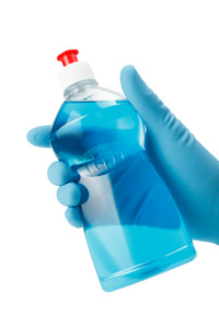 手中拿着的蓝盘洗涤液瓶的手套