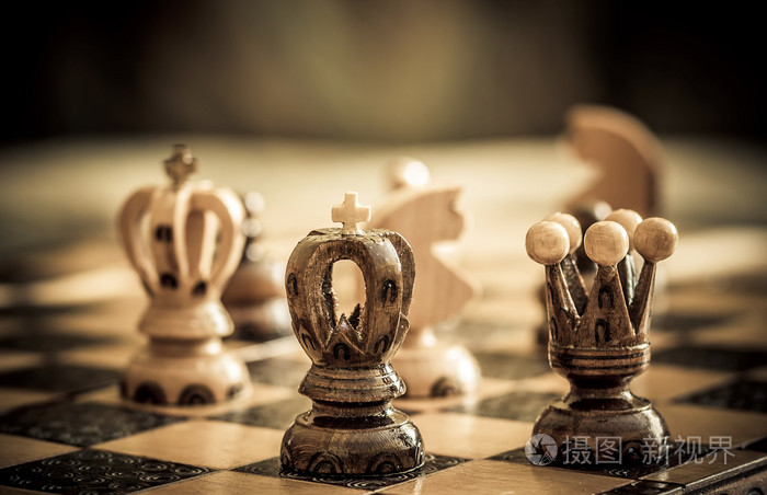 国际象棋与焦点到黑色的国王在前面