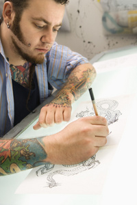 男人绘图纹身