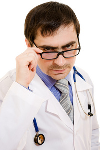 严重医生用听诊器和白色背景上的眼镜