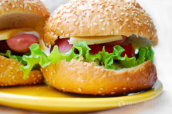 与香肠和蔬菜汉堡包