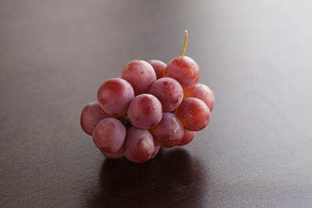 串葡萄躺在一张桌子上