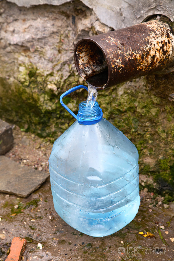 由山泉水灌装瓶