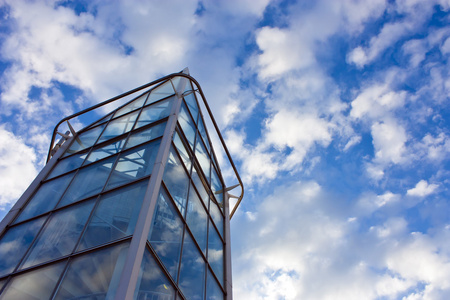 现代办公的房子。上一个背景天空的蓝色玻璃