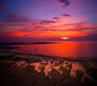 海的色彩缤纷日落。巴厘岛