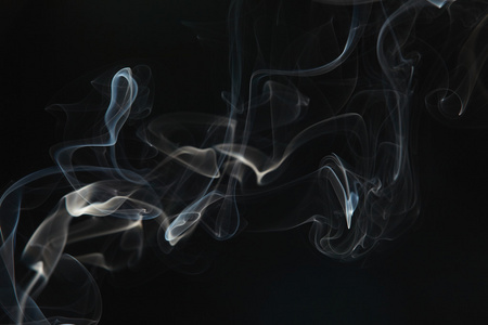 在黑色背景上吸烟照片