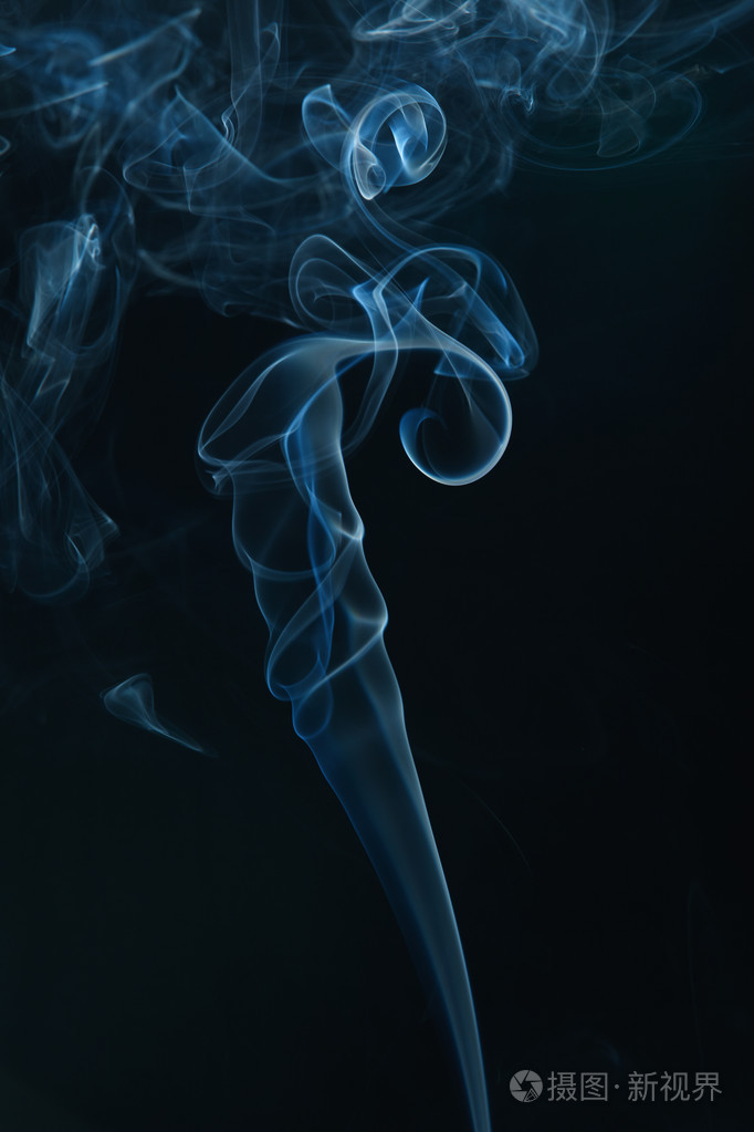 在黑色背景上吸烟