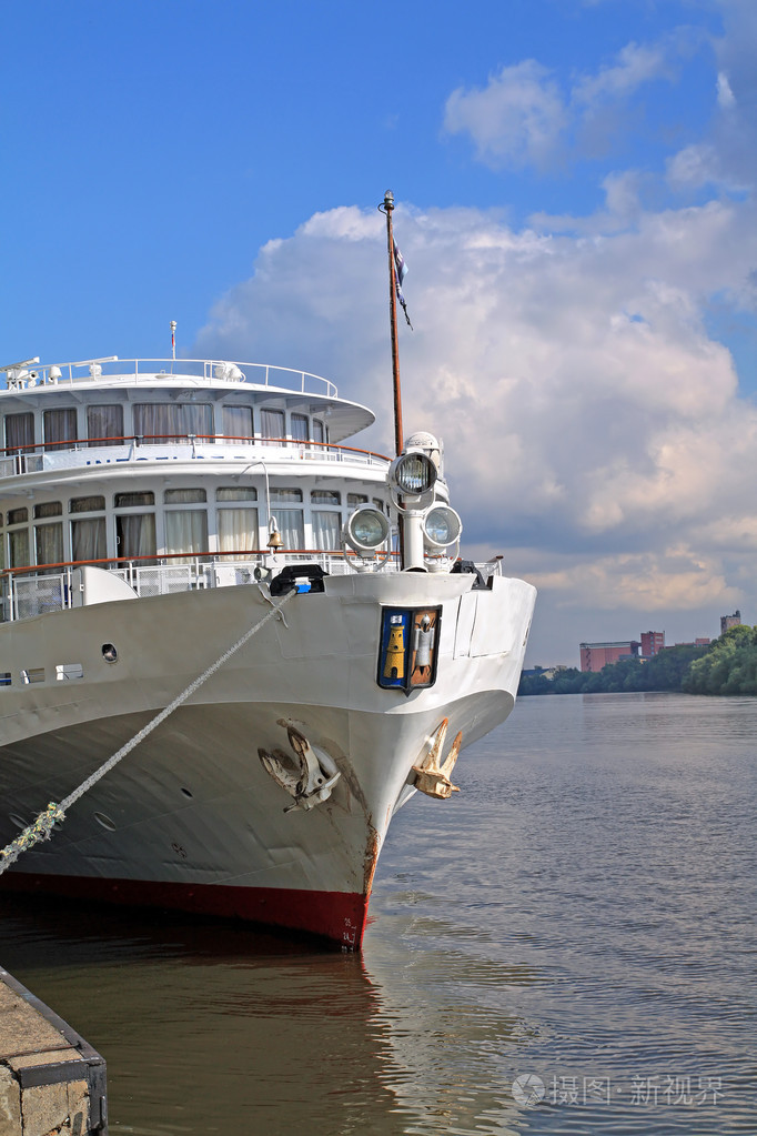 在码头上的马达船