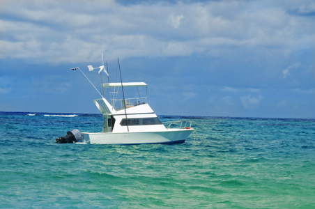 游乐游艇锚定在多米尼加共和国的海岸。热带海洋