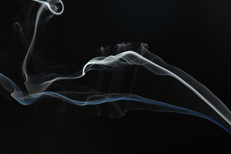 在黑色背景上吸烟照片