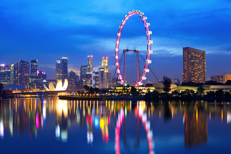 在晚上的新加坡城市天际线