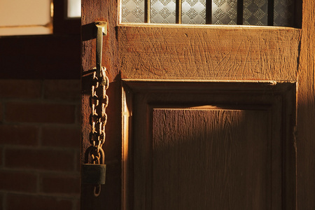 木头门上旧锁键