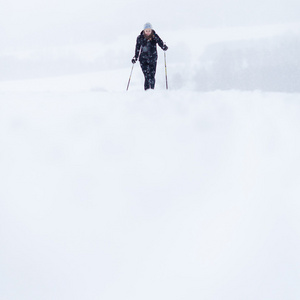 在白雪皑皑的冬日年轻女子越野滑雪