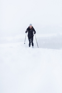 在白雪皑皑的冬日年轻女子越野滑雪