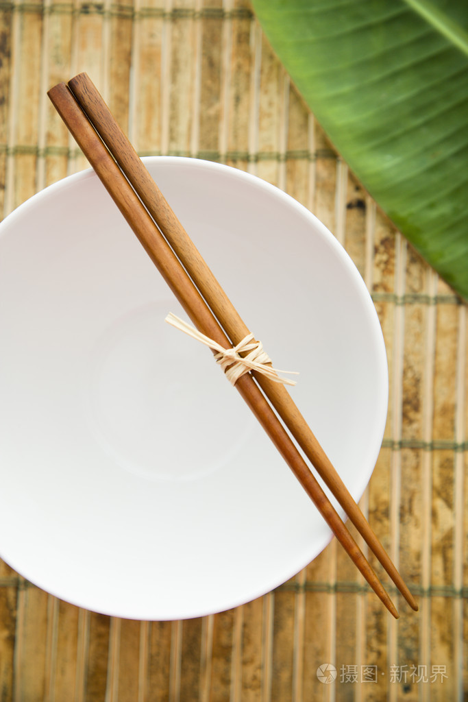 上一个空碗筷子