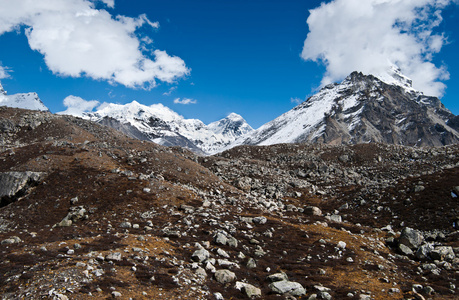 高峰和附近戈焦在喜马拉雅山中的冰碛