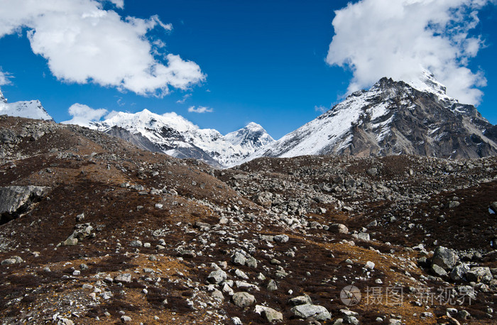 高峰和附近戈焦在喜马拉雅山中的冰碛