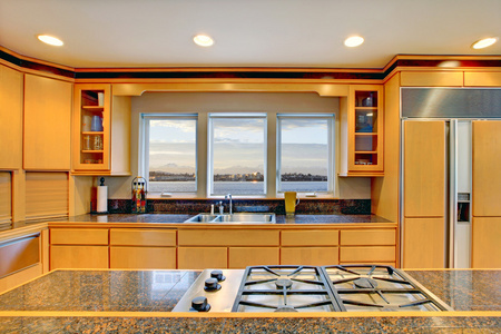 大型豪华现代木厨房用花岗岩台面