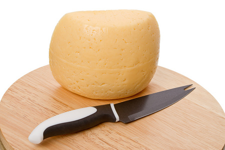 刀和砧板上的奶酪