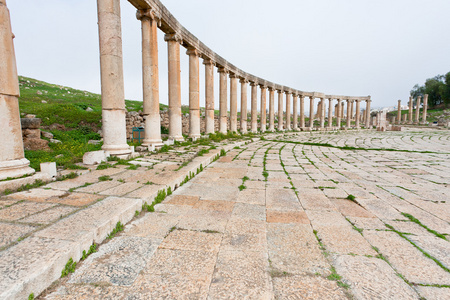在古色古香的小镇杰拉什的罗马椭圆论坛上的柱廊