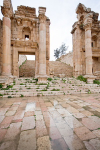 步骤和在古老的小镇杰拉什阿尔特弥斯神庙的大门