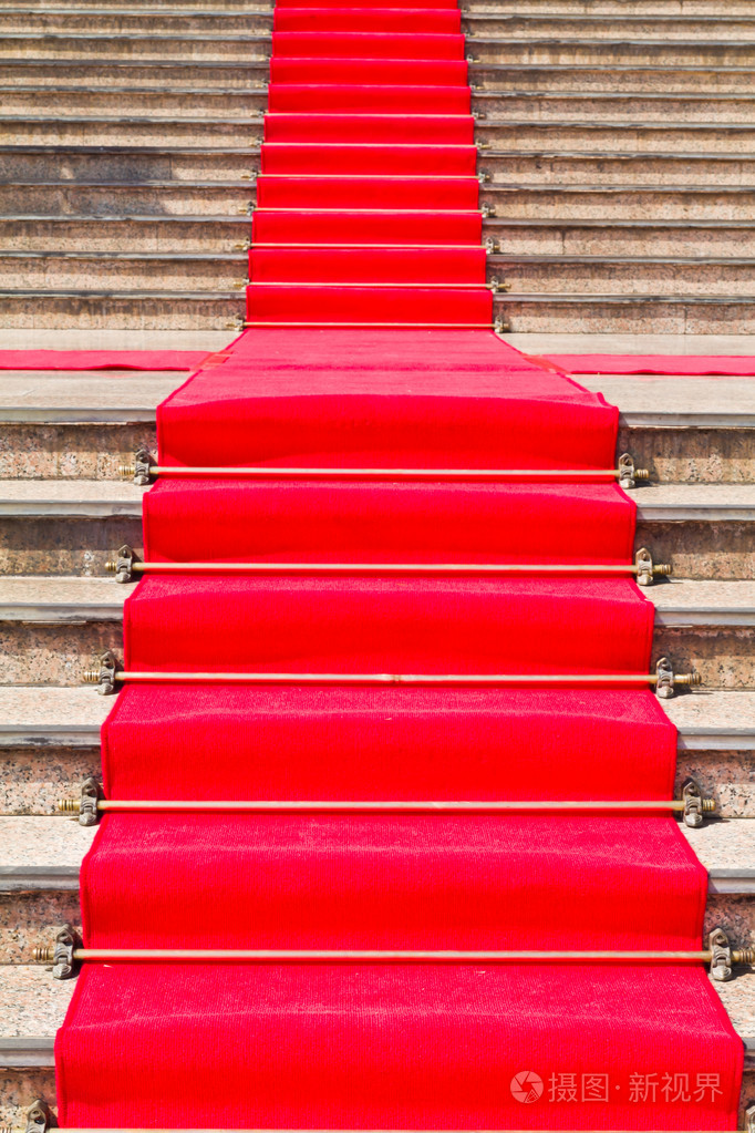 楼梯上的红地毯方式