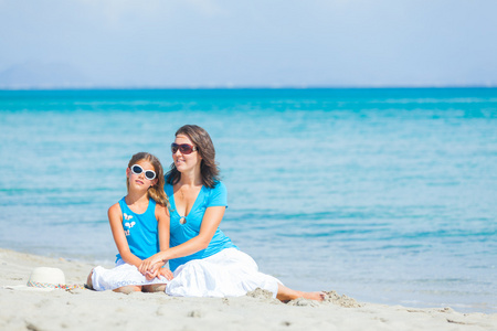 母亲和她的小女儿在海滩上