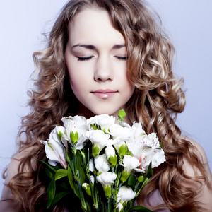美丽的年轻女子，与花