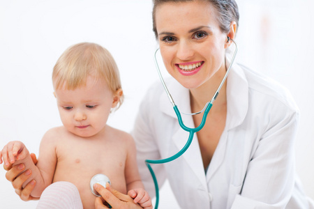 儿科医生检查孩子使用听诊器