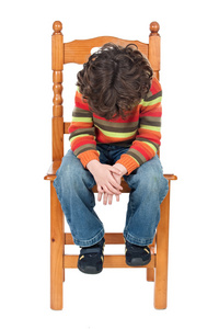 悲伤儿童坐在一把椅子上孤立