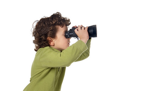 可爱的间谍男孩用双筒望远镜