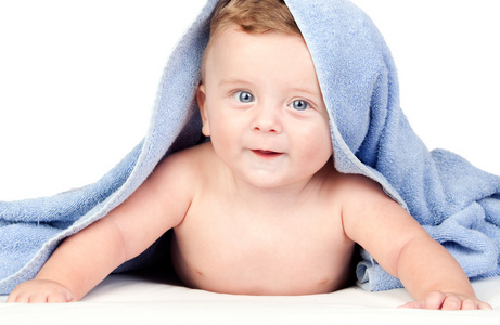 一条毛巾所涵盖的蓝眼睛的漂亮宝贝