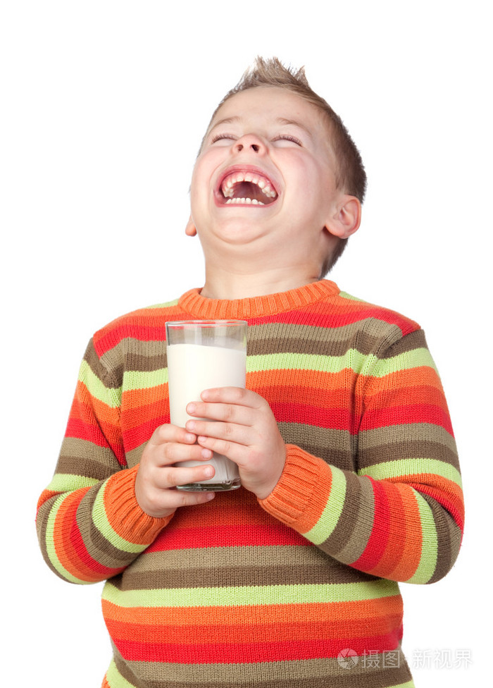 漂亮的孩子与一杯牛奶