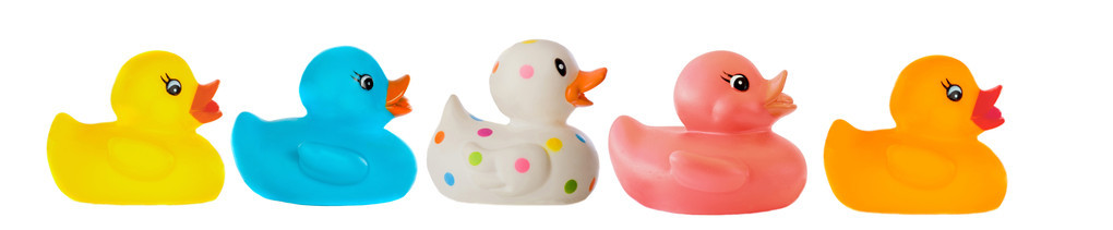 不同颜色的众多鸭玩具