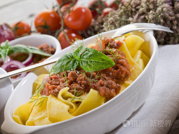宽面肉酱炖肉调味汁和罗勒叶