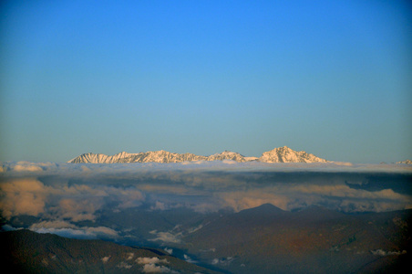 雾中的山