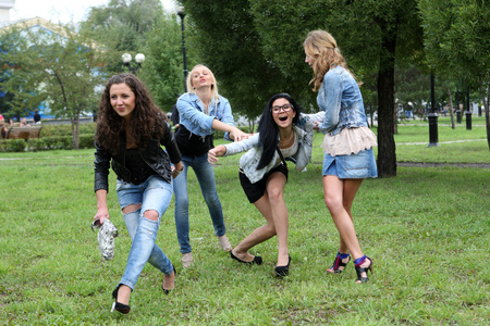 快乐的四个女孩在春天公园