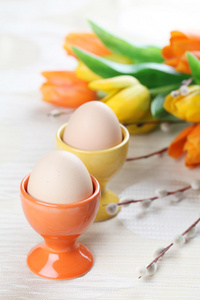 鸡蛋在橙色和黄色 eggcups